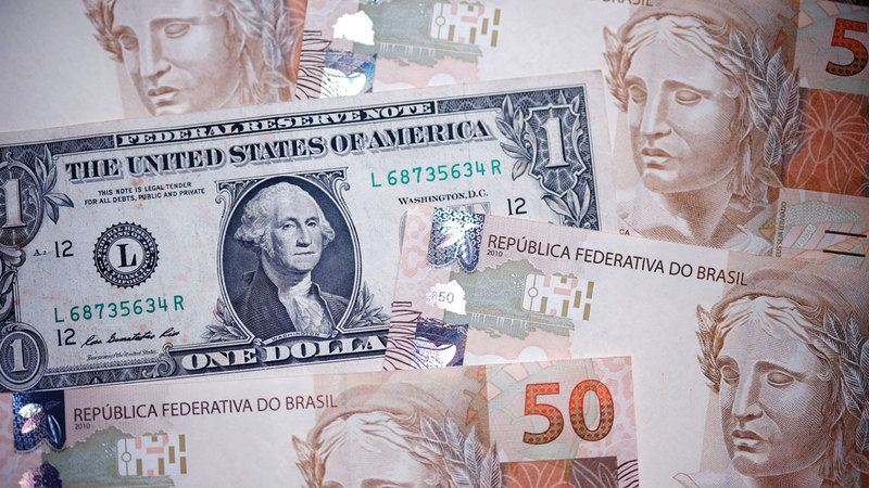 المخاوف من فقدان عرش الدولار الأميركي عملةً عالميةً.. مبالغ فيها