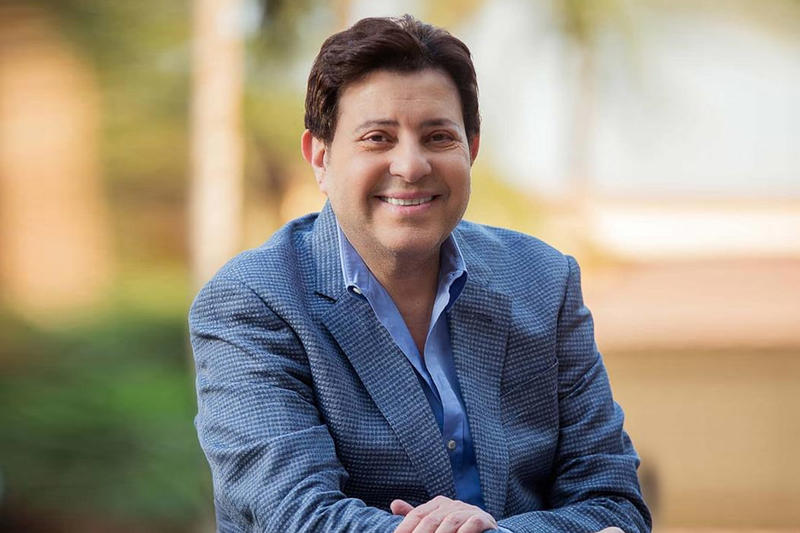 مشاكل بالعمود الفقري وصعوبة بالمشي .. هاني شاكر يتعرض لأزمة صحية شديدة