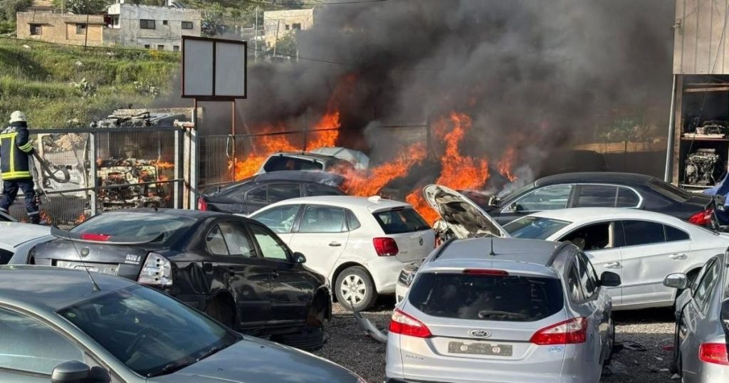 مستوطنون يحرقون مشطبا للمركبات في دير شرف شمال غرب نابلس