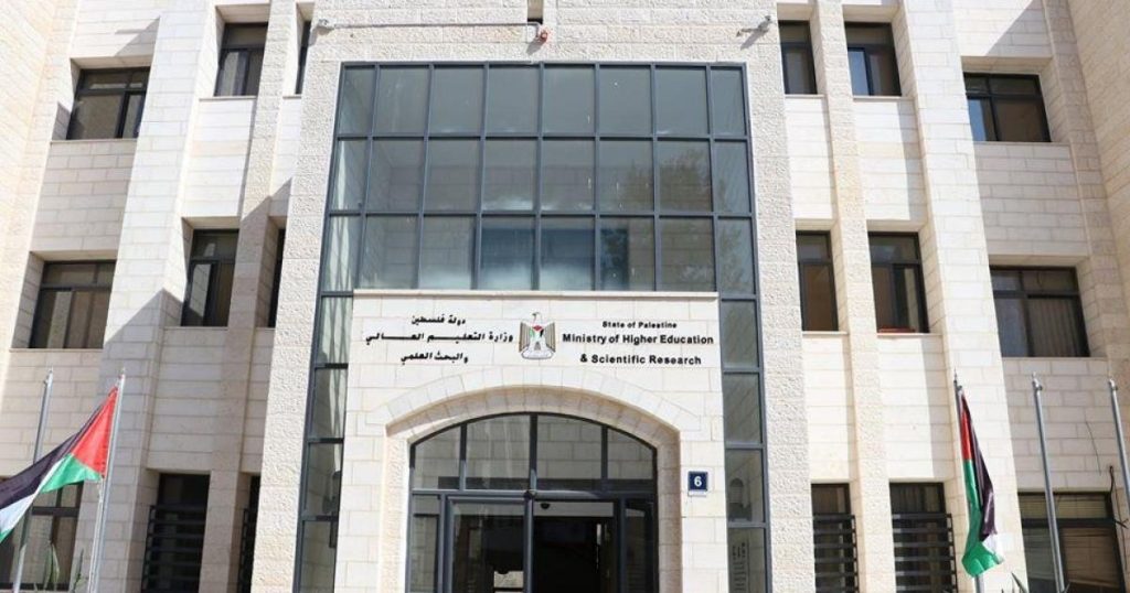 التعليم: استمرار التعليم الإلكتروني في المدارس والجامعات حتى السبت القادم