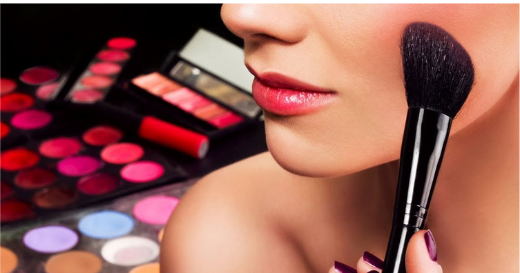 خطوات المكياج بالترتيب: دليل شامل لتحصلي على مكياج مثالي