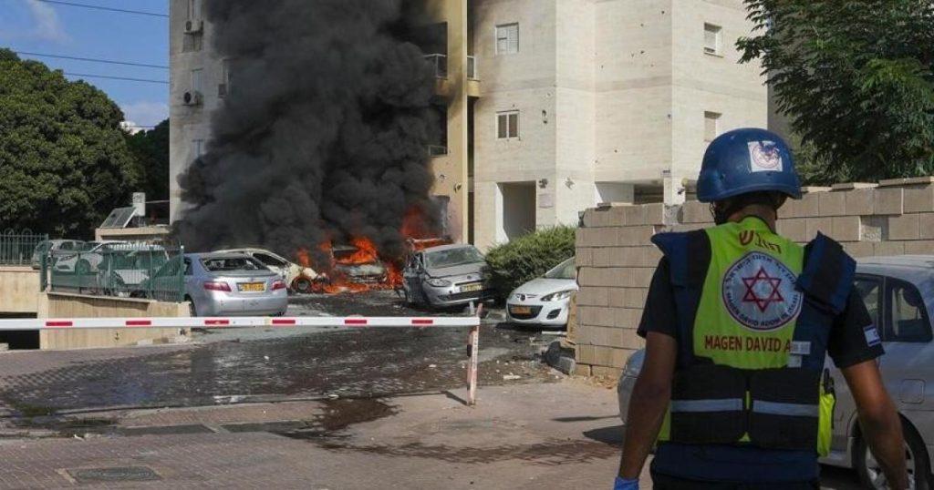 بالفيديو: شظايا صاروخ انشطاري إيراني تصيب 6 مواقع وسط إسرائيل